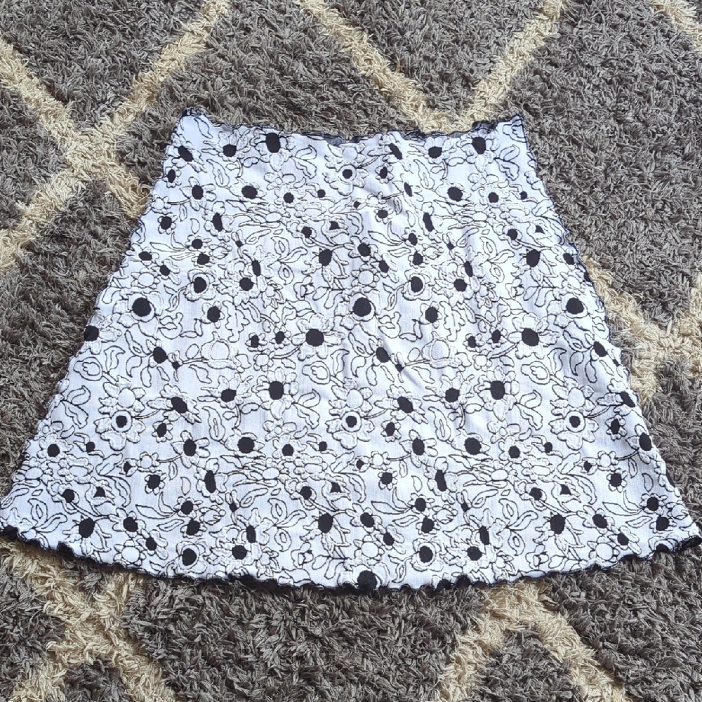 Haystacks Black and White Floral A-Line Skirt With Ruffled Hem Size XL